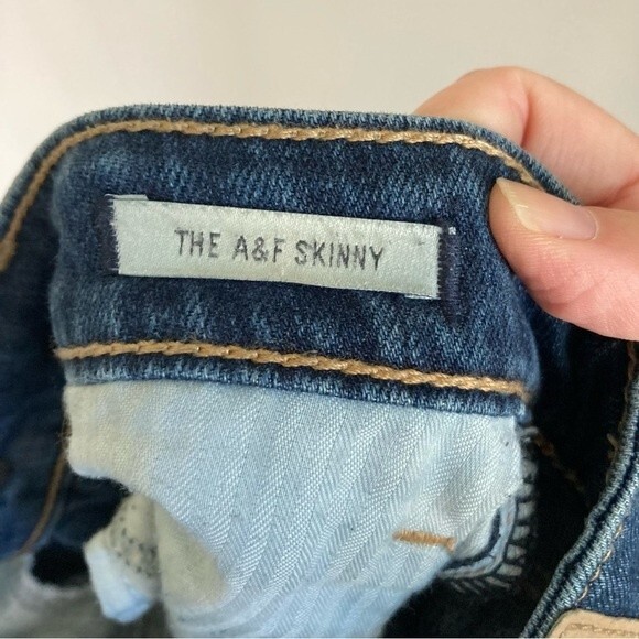 Abercrombie & Fitch Women’s skinny jeans size 2s (26W and 31L) distressed Denim! - Picture 3 of 9